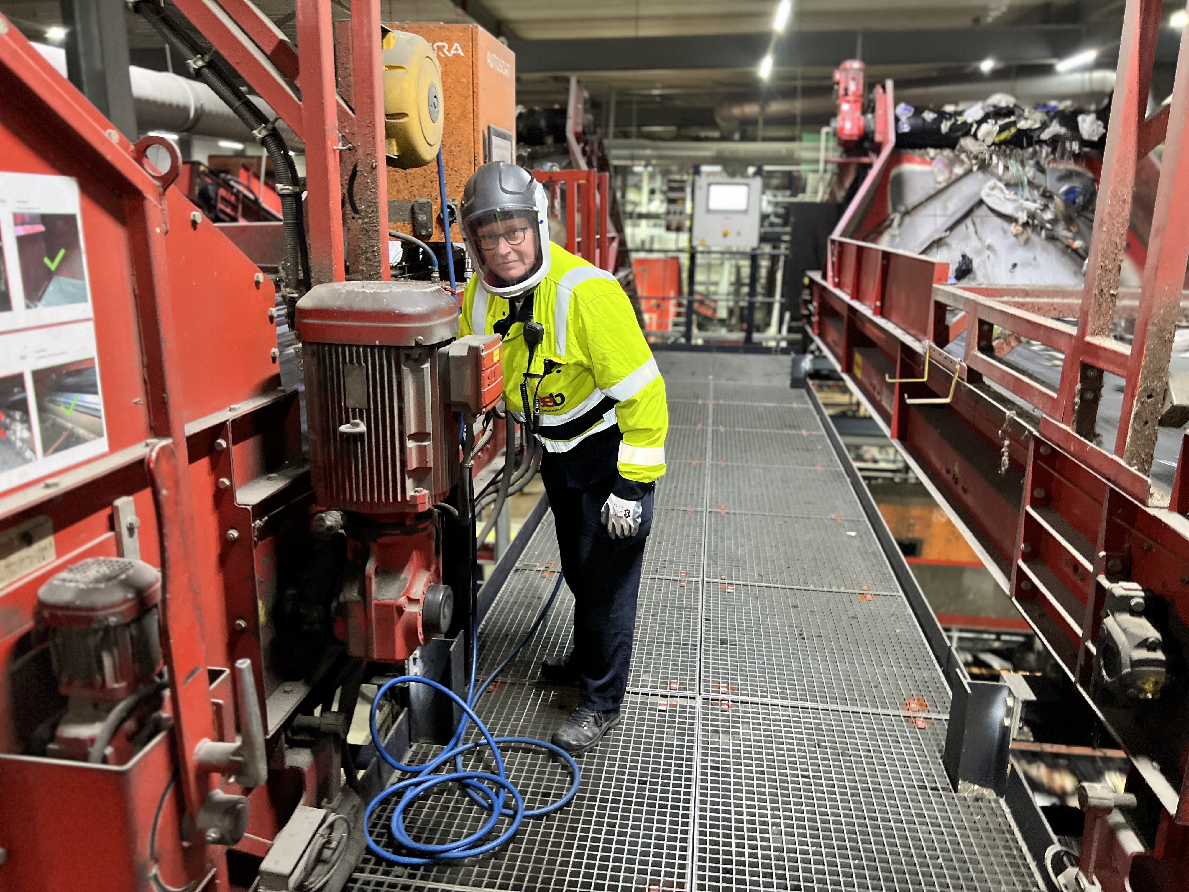 Als hoofdoperator ben ik verantwoordelijk voor de productie van de scheidingsinstallatie en stuur ik een team van machinisten en operators aan. Bij ons komt het huishoudelijk afval binnen. Er zit van alles tussen. Het werk is leuk, omdat het zo afwisselend is. Het afval is iedere dag anders, dat maakt het regelmatig spannend. Er zit van alles tussen. Daarnaast is het fantastisch om een grote installatie draaiende te houden en naar je hand te zetten. AEB gaf mij de kans om door te groeien en die kans heb ik met beide handen aangegrepen. Daar ben ik heel blij mee. 

Jolanda – Hoofdoperator scheidingsinstallatie.
