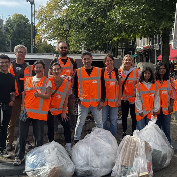 AEB doet mee aan World Cleanup Day in hartje Amsterdam 🌍